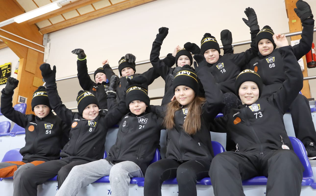 APV:n U12-jääkiekkojoukkue viettää paljon aikaa yhdessä, kun viikolla on kolmet treenit ja viikonloppuna peli.