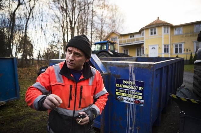 Agron Haxhiun omistama Vaasan Rakennuskivi Oy menetti kaikki kahdeksan aurausurakkaa teknisen lautakunnan päätöksellä. Yhtiön tekemä hankintaoikaisukaan ei muuttanut tilannetta. KUVA: JARNO PELLINEN