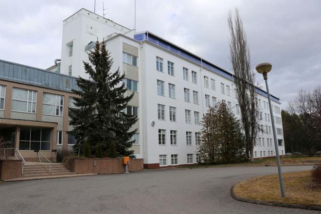 Historiallisen Härmän sairaalan sisäänkäynti ja miljöö on tullut vuosikymmenten aikana tutuksi potilaille ja omaisille. Sairaala on nyt myynnissä. KUVAT: MARIANNE LÄHDE