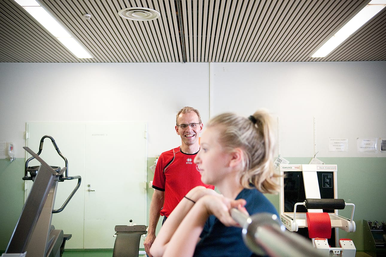Jari Kaartisen kesälomaan mahtuu lukemista ja mökkiaskareita sekä salitreenien ohjaamista Pallo-Karhujen B-tytöille.