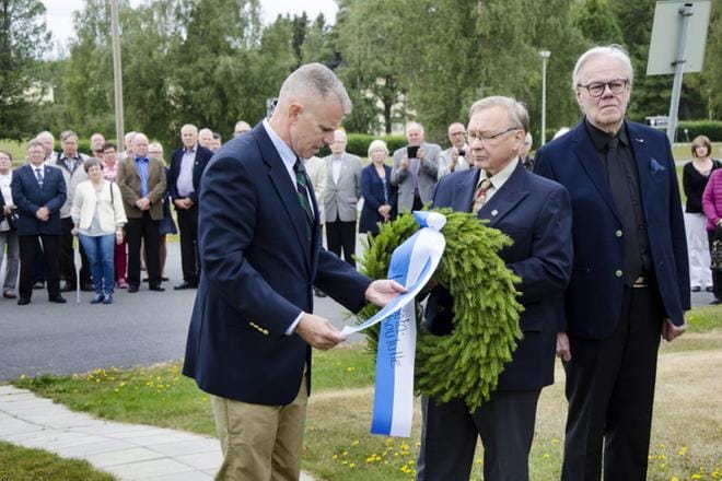 Seppeleenlaskussa jääkäriperinneyhdistyksen puheenjohtaja kenraalimajuri Pasi Välimäki, E-P:n osaston puheenjohtaja Juhani Passi ja Lentosotakoulun perinneyhdistyksen puheenjohtaja Olli Nieminen. KUVAT: JUHA AHO-PYNTTÄRI