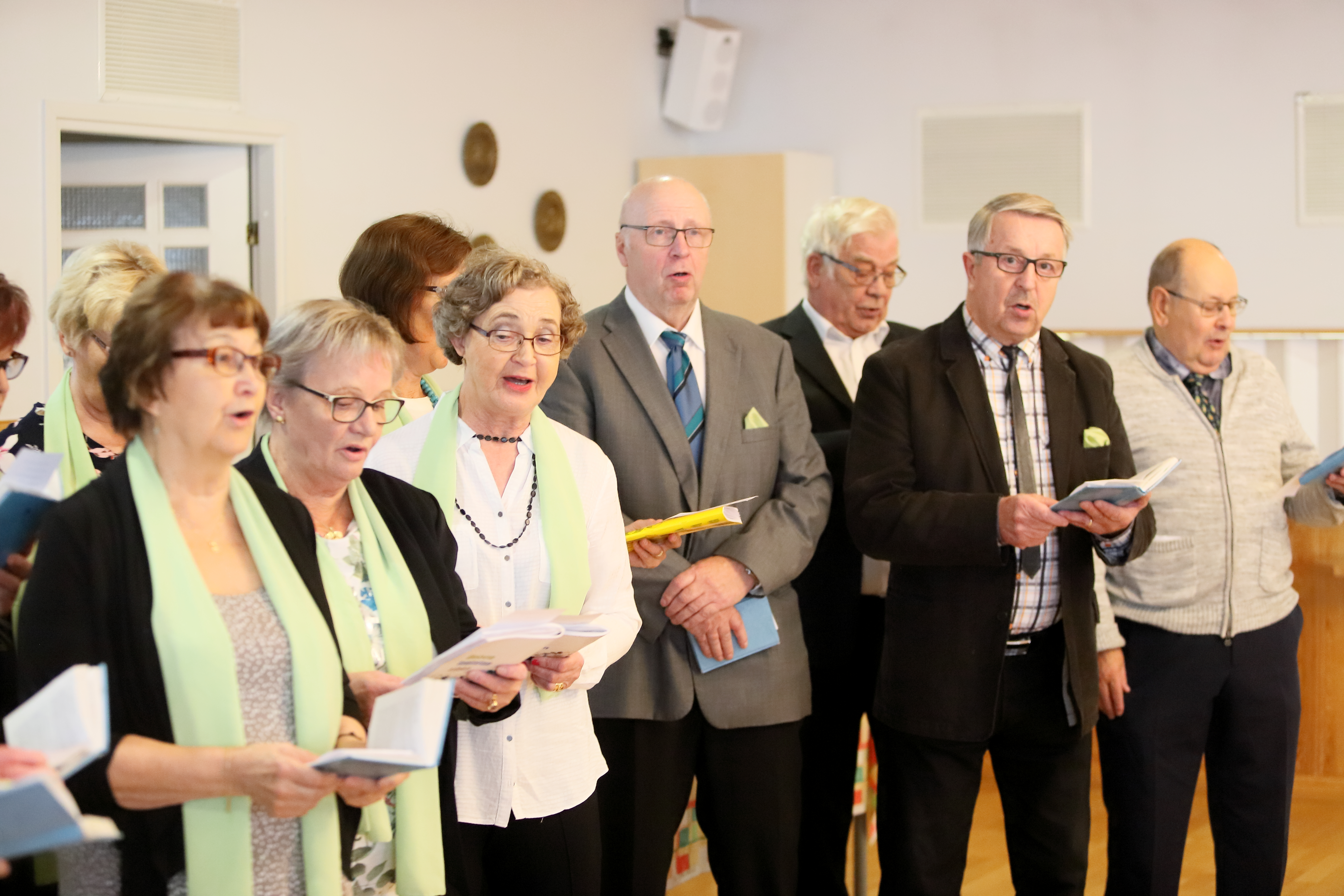Eläkeliiton Raahen yhdistyksen lauluryhmä esitti tilaisuudessa lauluja.