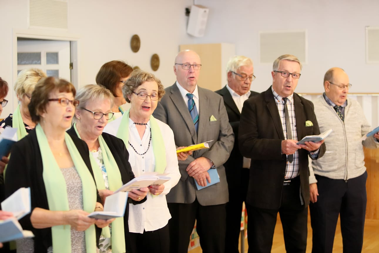 Eläkeliiton Raahen yhdistyksen lauluryhmä esitti tilaisuudessa lauluja.