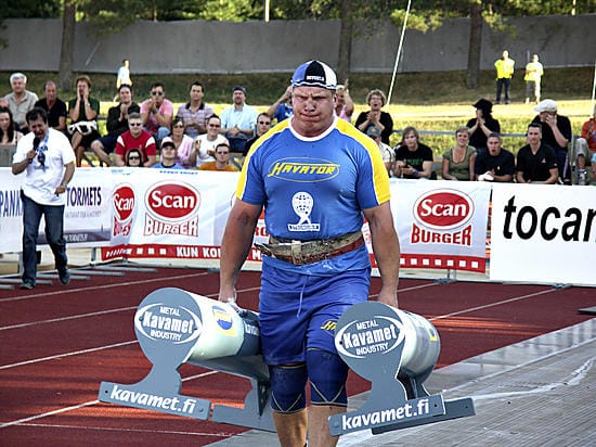Viron Andrus Murumets tyylittelee farmarikävelyssä maailmanennätyksen.