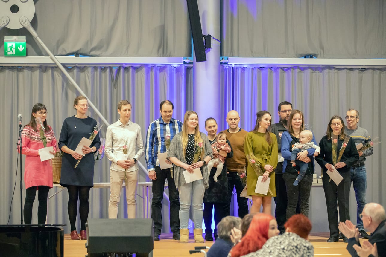 Jurvalaisia mitalisteja oli palkituissa useampia, kuten Kaisa Koski (toinen vasemmalla), Juhani Ikola (neljäs) sekä Hanna-Leena Liukku, Hilma ja Olli Syrjälä (keskellä).