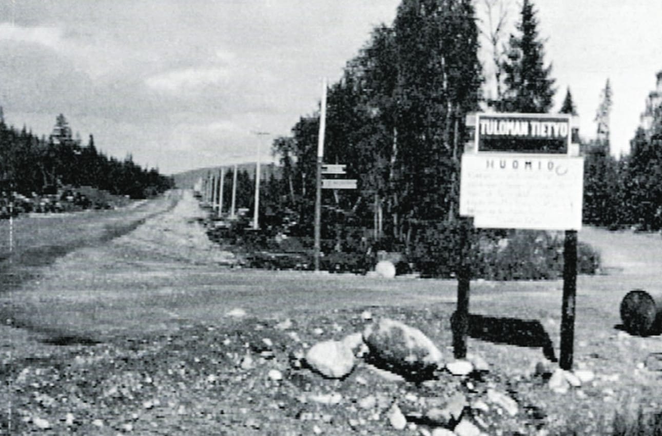 Suomalaiset rakensivat 1961–1962 167 kilometriä tietä kuolanvenäläiseen korpeen, valtakunnanrajalta Ylä-Tuuloman voimalaitostyömaalle.