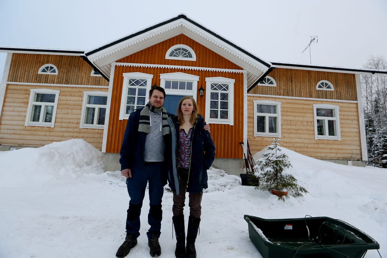 Miika ja Maria Vanhatalon uusi koti on iso pytinki. Sen hirret odottavat vielä nukkaantumista. Talo maalataan punamullalla. Kuisti jää keltamullan väriseksi.