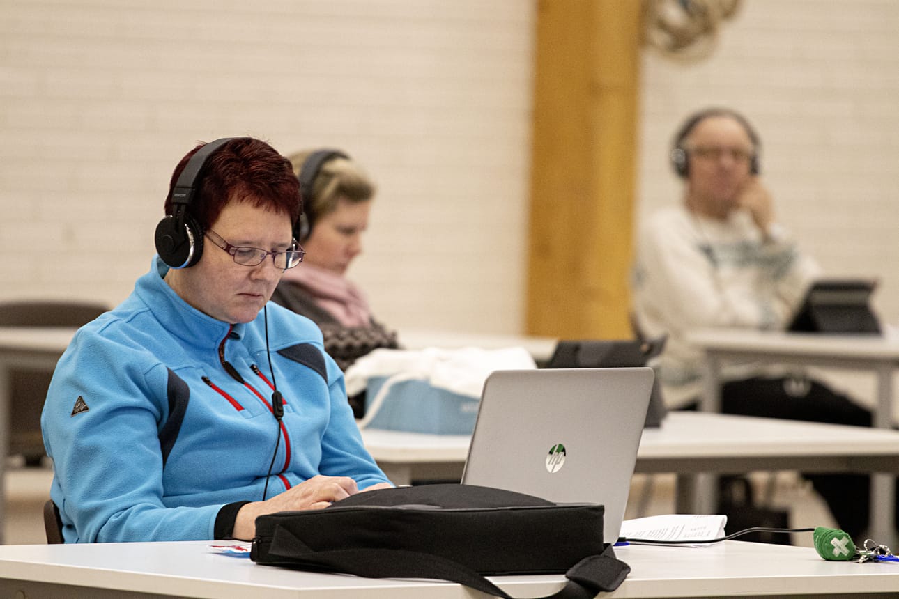 Korona-ajan valtuusto opetteli kokoustamaan Teams-ohjelman välityksellä. Luurit korvilla keskittymässä Aila Mäkisalo.