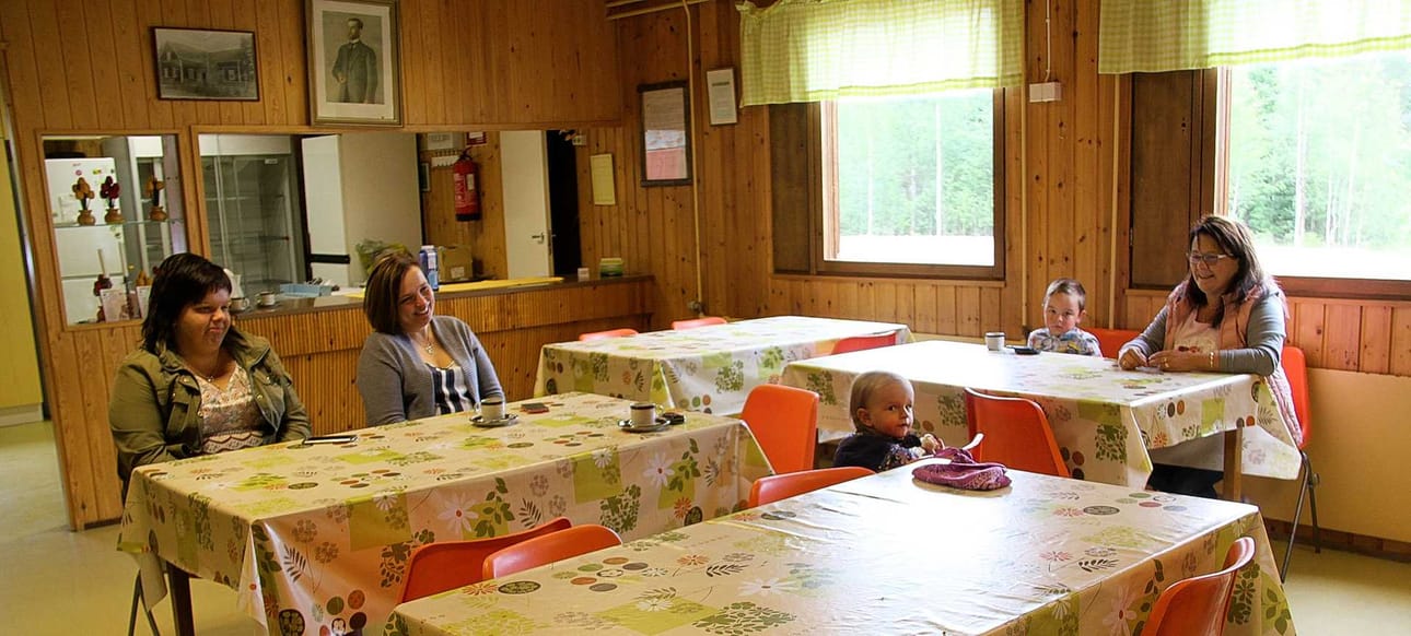 Kyläläiset vastaavat vuorotellen Lumimetsän nuorisoseuran lämmityksestä ja siivouksesta. Tiloja käyttävät yhdistykset ja harrastuspiirit ympäri vuoden.
