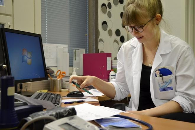 Lääkäri Emmi Ala-Nikkola työskenteli maanantaina viimeistä kertaa Jurvan terveysasemalla. Hän asuu Vaasassa ja koki työmatkat pitkiksi etenkin ylitöiksi venähtäneiden Kurikan päivystysvuorojen jälkeen. Kuva: Hannele Yli-Viitala