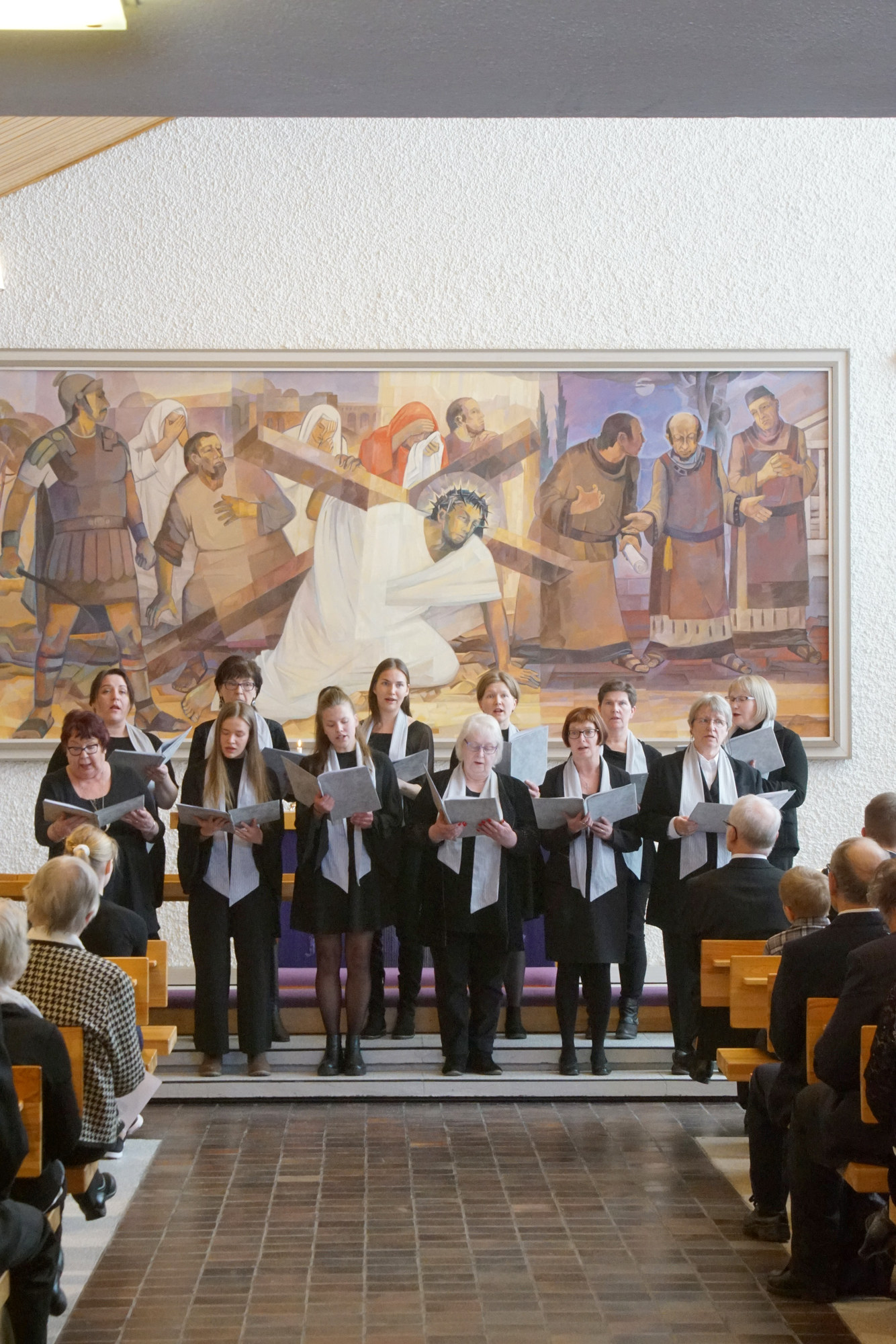 Sarakylän kappelikuoro pääsi muiden seurakunnan kuorojen lailla esiintymään salintäyteiselle yleisölle.