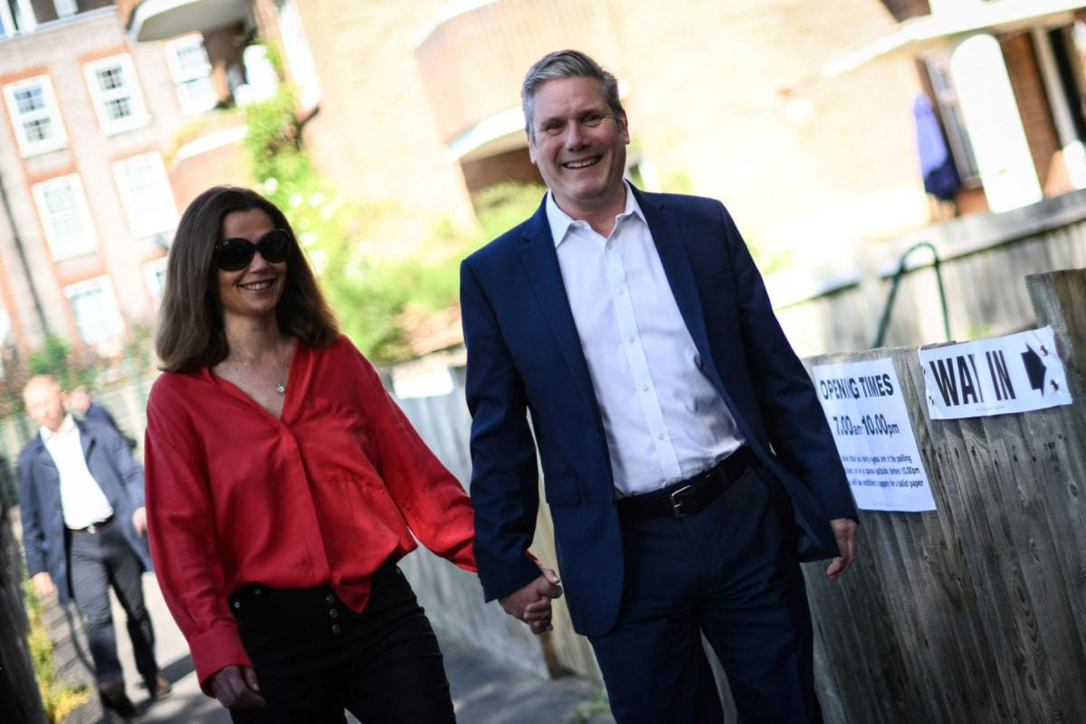 Työväenpuolue onnistui vaaleissa useilla konservatiivien pitkään hallitsemilla alueilla Lontoossa. Kuvassa työväenpuolueen johtaja Keir Starmer (oikealla) ja puolisonsa Victoria äänestyspaikalla Lontoossa eilen. LEHTIKUVA/AFP