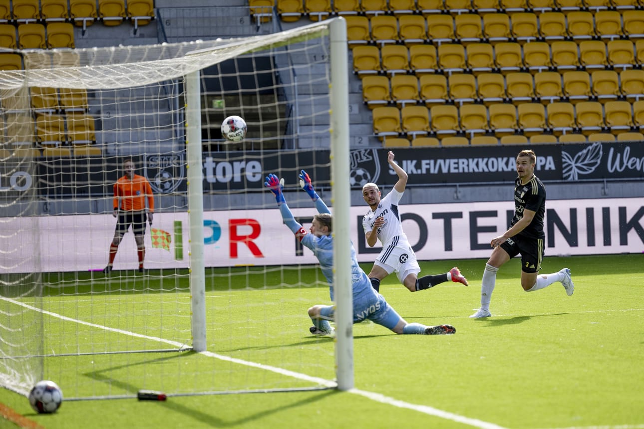 FC Lahden Arlind Sejdiu laukoo tolppaan.