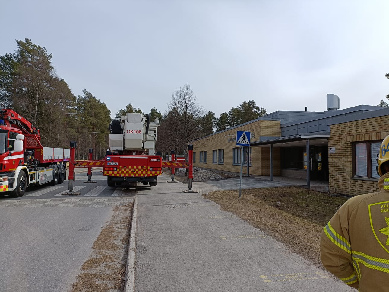 Terveysaseman rakennuksen ympärillä oli iltapäivällä kolmen aikaan vielä puolenkymmentä pelastuslaitoksen autoa.