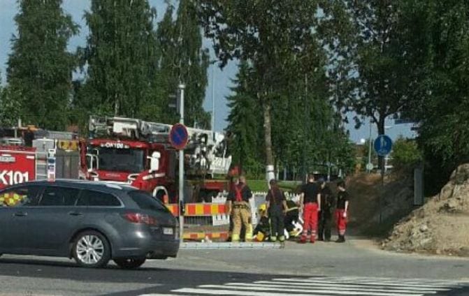 Mies putosi pyörän kanssa kolmen-neljän metrin syvyiseen työmaakuoppaan Oulun Ratakadulla lauantaina iltapäivällä.