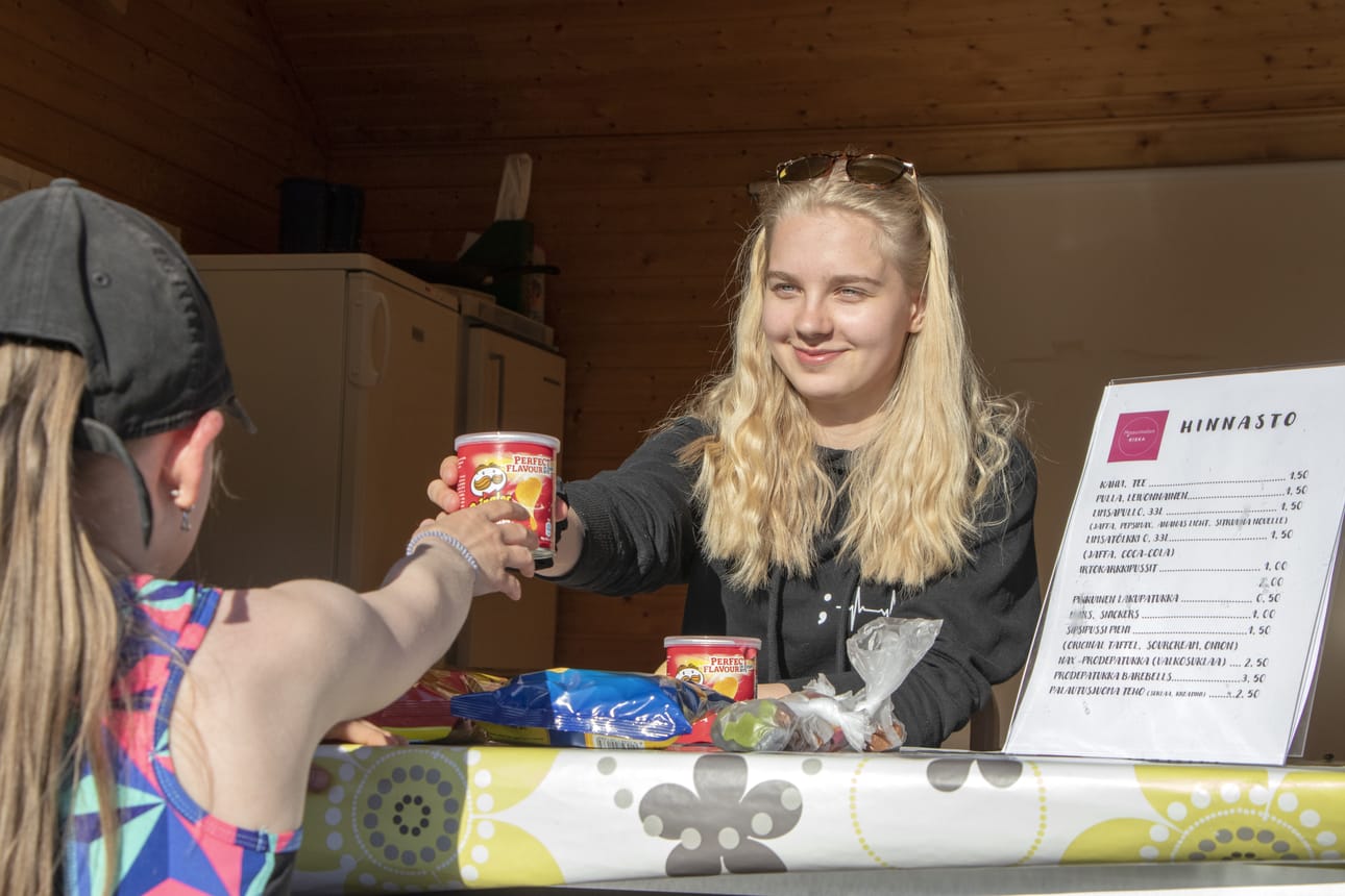 Rantsilalainen Seelia Katajala osallistuu 4H-yrittäjäkurssille, jotta voisi työllistää itsensä tulevana kesänä Rantsilan maauimalan kioskilla. Alkuviikosta hän pääsi jo ennakkoon testaamaan myyntityötä.
