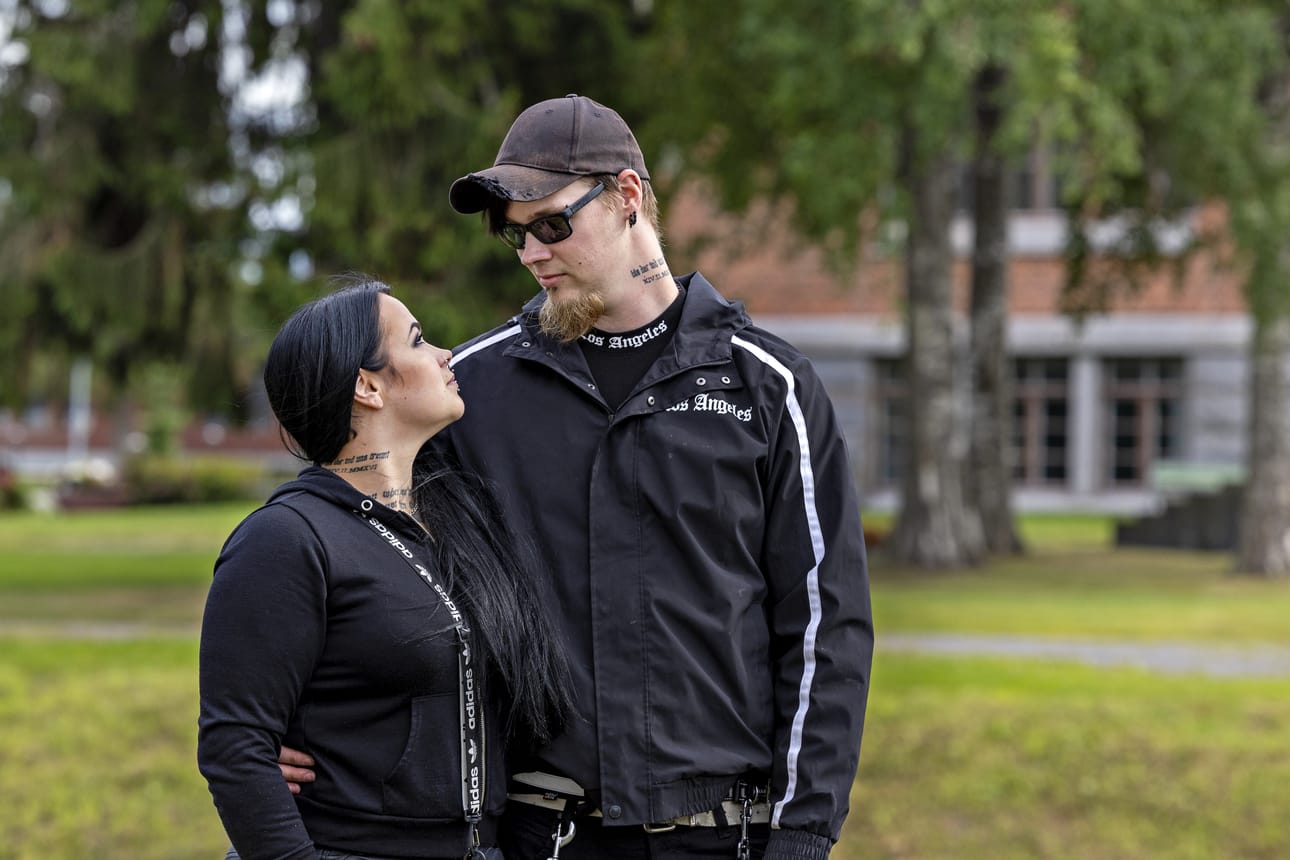 Suurin voimavara läpi rankan kokemuksen on ollut pariskunnan mukaan se, että heillä on toisensa. – Kyllä tästä jaloilleen päästään, Laura toteaa.