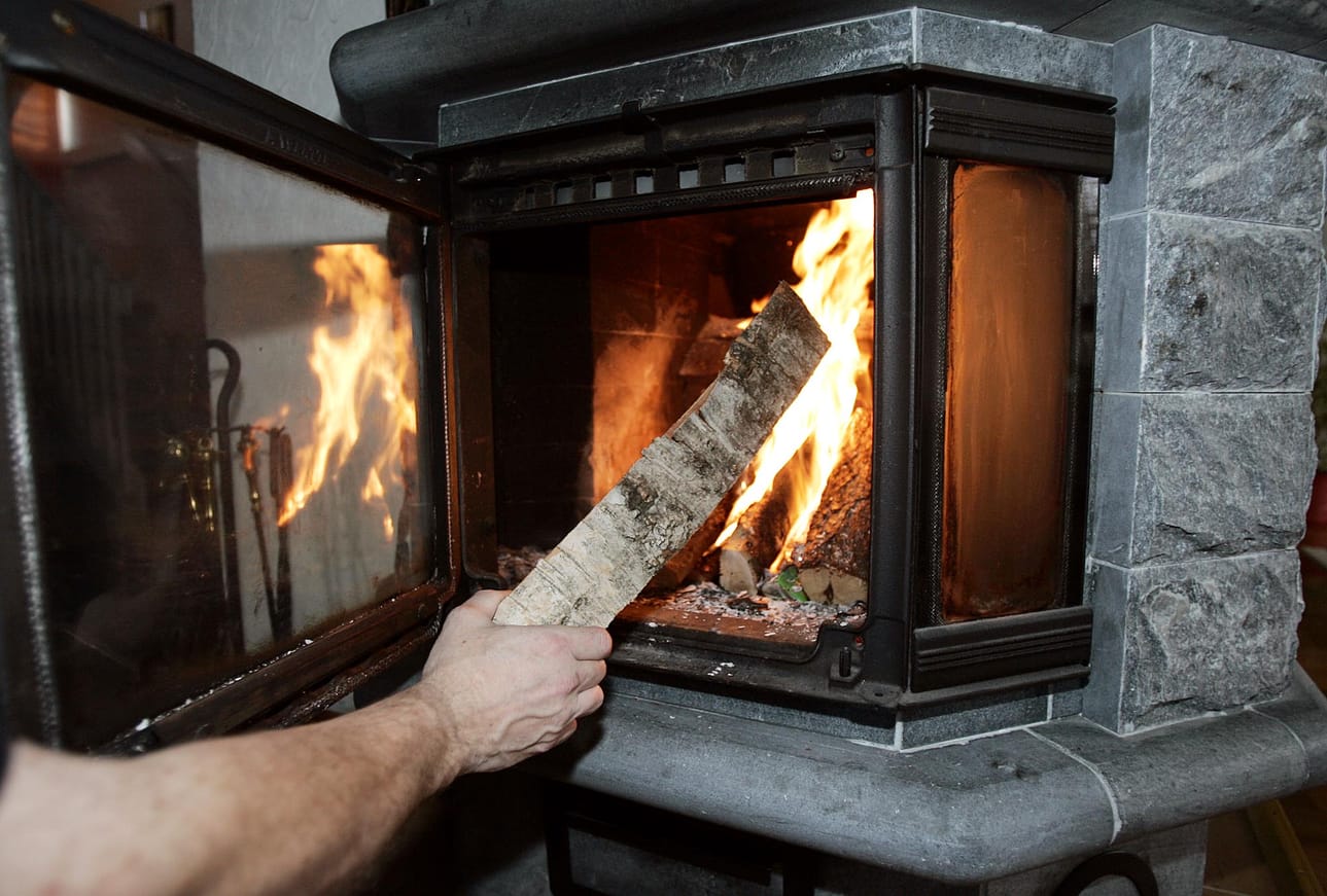 Ministeriö haluaa suitsia muun muassa takkojen päästöjä.