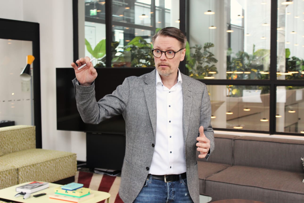 Hotellinjohtaja Max Hellqvist kertoo, että remontilla hotelliin haluttiin saada väriä, valoa ja energiaa.