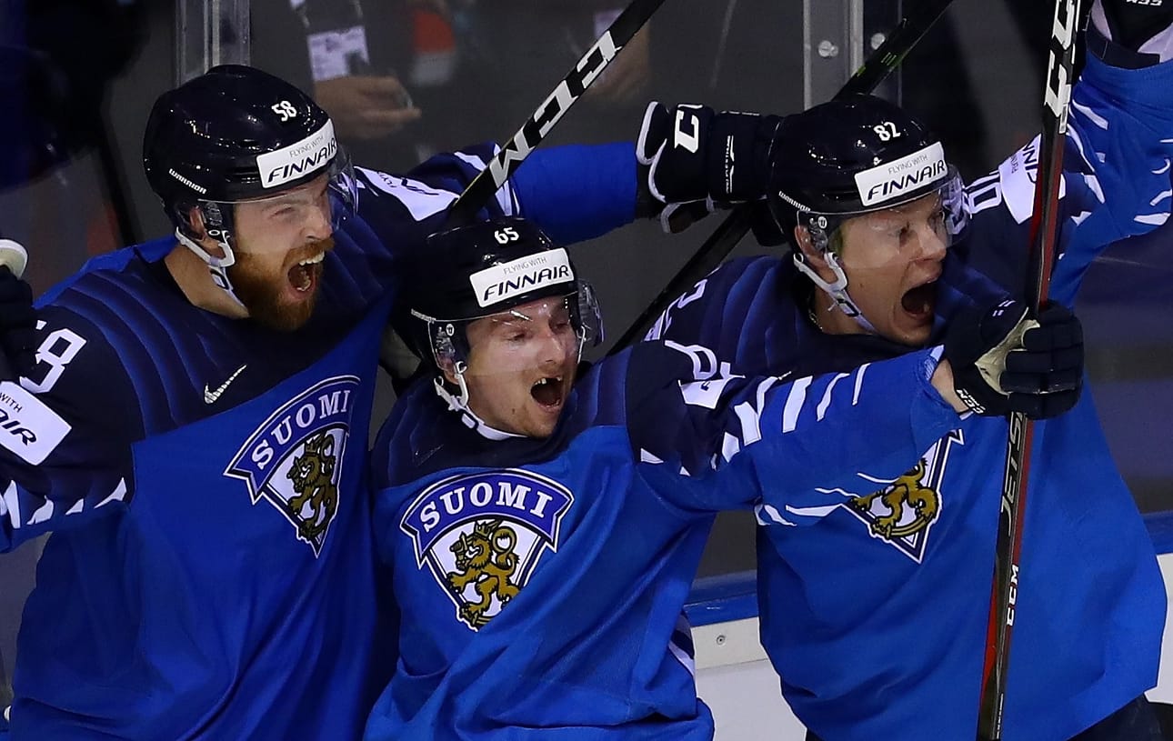 Sakari Mannisen (kesk.) unelmailta siivitti Leijonat mitalitaistoon. Kuvassa Jani Hakanpää (vas.) ja Harri Pesonen juhlivat Mannisen jatkoaikamaalia Ruotsin verkkoon.