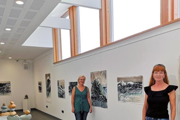 Vaasalaiset kuvataiteilijat Paula Blåfield ja Tiina Lehtimäki (edessä) viettivät lapsuutensa kesät Merenkurkun saaristossa, mikä tulee esiin Maailmanperintöportin uuden Arte Mare -gallerian avajaisnäyttelyssä. Kuva: Pia Timberg