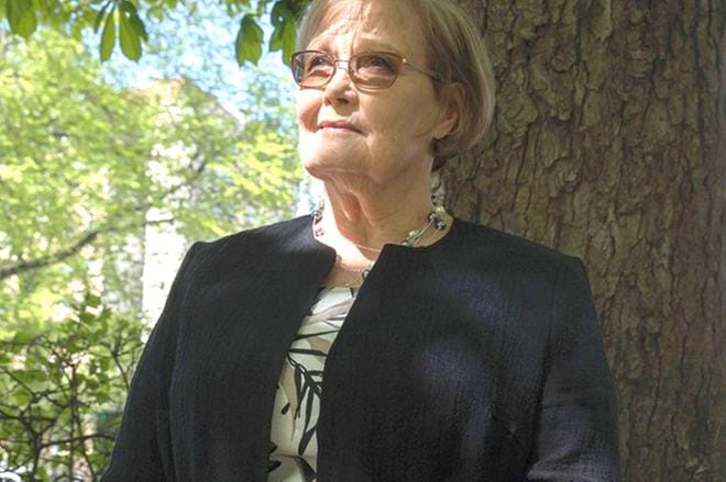 Mittavan uran politiikassa ja virkamiehenä tehnyt Eeva-Riitta Siitonen teki syksyllä 2017 päivän mittaisen matkan Kauhavalle. Hän tapasi muun muassa Torstaiklubin naisia.