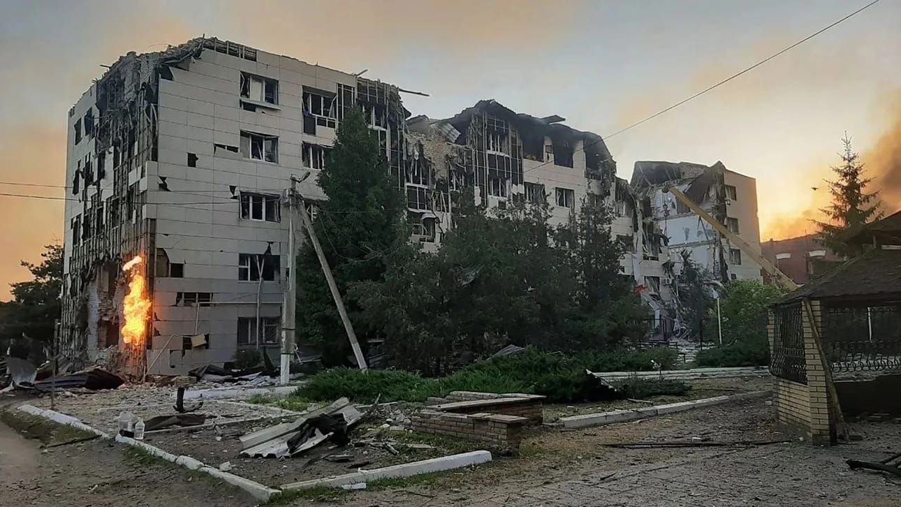 Drooni-isku tuhosi opintorakennuksen Venäjän miehittämällä alueella Starobilskin kylässä. Venäjä syyttää iskusta Ukrainaa, mutta Ukraina syyttää Venäjää tietojen vääristelystä.