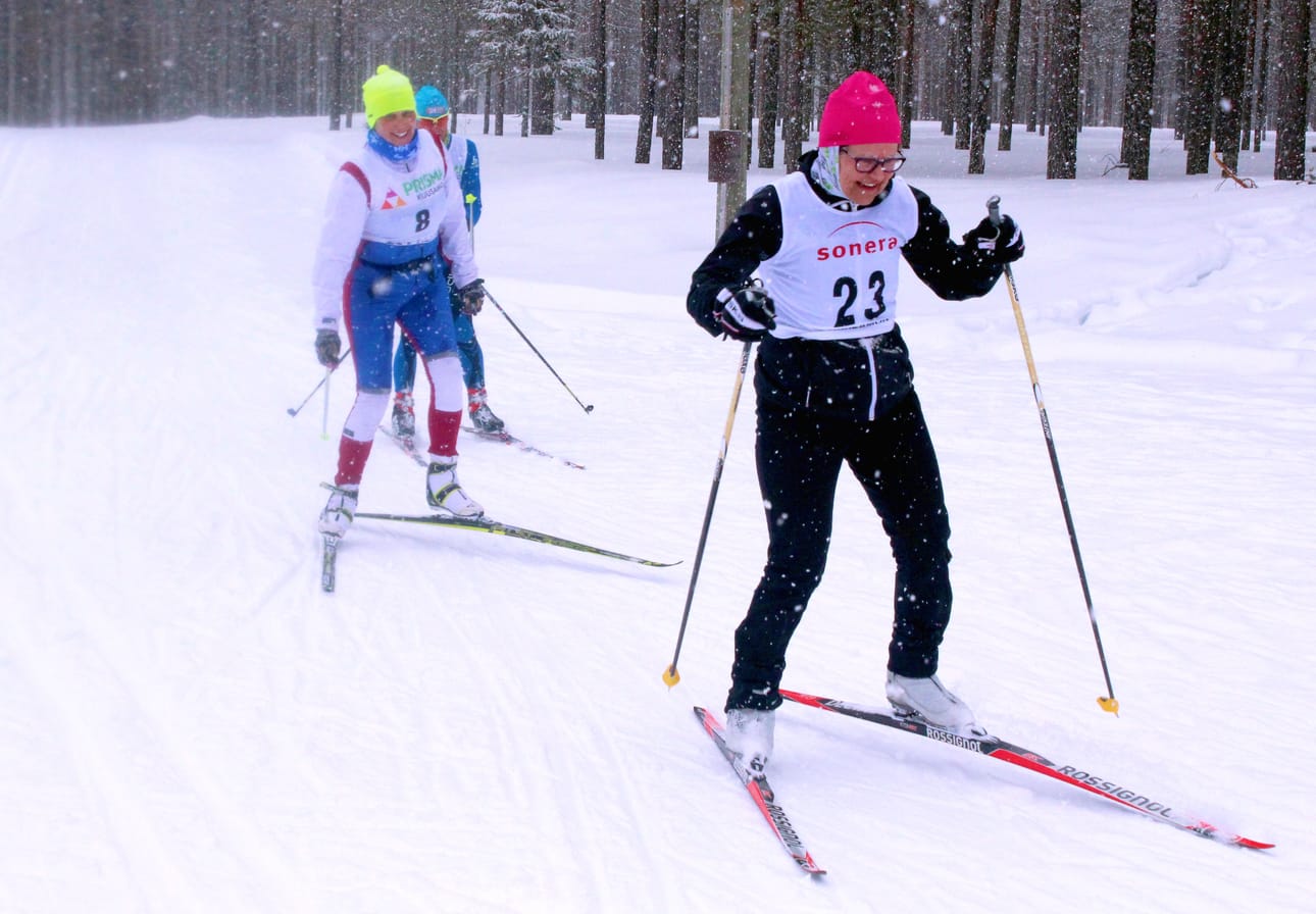 Pikkurilli on vähän kipeä, Päivi Pesonen (numero 8) naurahti sunnuntaina. – Otin hyvät palautusjuomat ja venyttelin saunassa. Pikkaisen olen jäykkä, mutta ei muuta. Hyvin voisin lähteä hiihtämään, mutta en tänään ehdi. Edellä sivakoi Irene Törmälä.