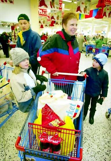 Ostokset tehtynä kelpaa hymyillä. Veera (vas.) ja Kaisa Salmivaara sekä Reetta Sandelin selvisivät torstain tungoksesta suhteellisen helposti.