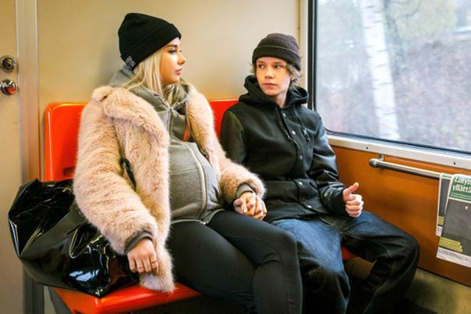 Hölmö nuori sydän -elokuvassa Rosa Honkonen ja Jere Ristseppä ovat Kiira ja Lenni, joiden pitäisi pian oppia vanhemmiksi. KUVA: Uwa Iduozee