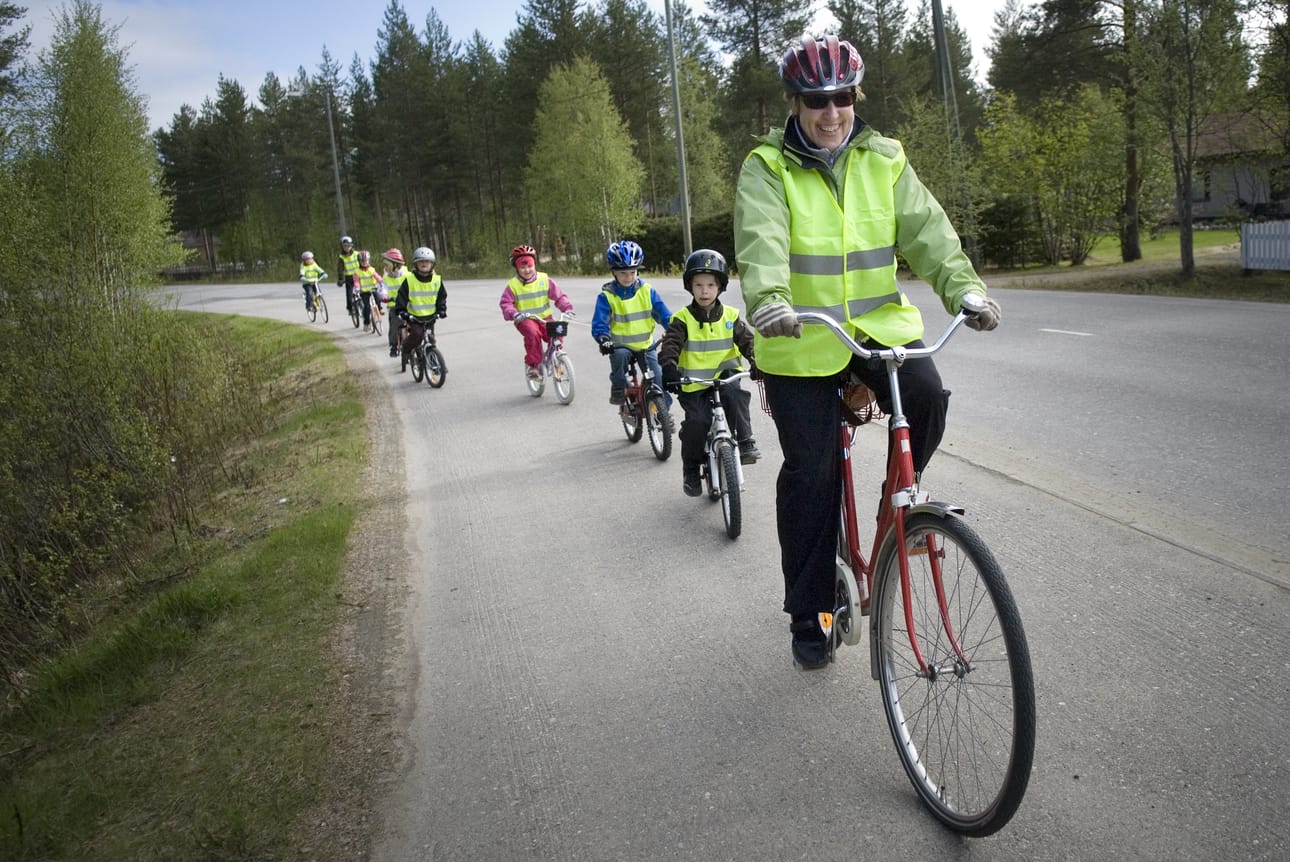 Jo eskari-ikäinen pyöräilee sujuvasti usean kilometrin matkoja. Lapsia pitää kannustaa liikkumaan.