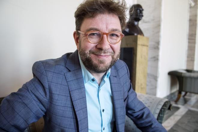 Kansanedustaja Timo Harakka (sd.) väitti, että julkisuuteen pari päivää myöhemmin vuodettu perustuslakivaliokunnan lausuntoluonnos tuli heti viime viikon tiistaina hallituksen käyttöön.