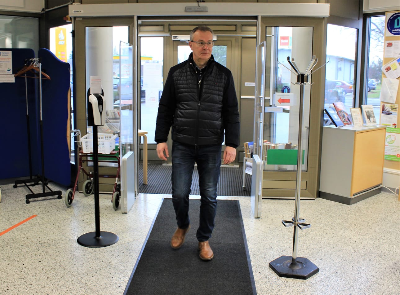 Karijoki paikkakuntana ei ollut entuudestaan tuttu Matti Hakolalle.‑ Suupohja alueena tuli tutuksi Teuvan aikoinani, kertoi Karijoen kirjastossa käynyt Hakola.