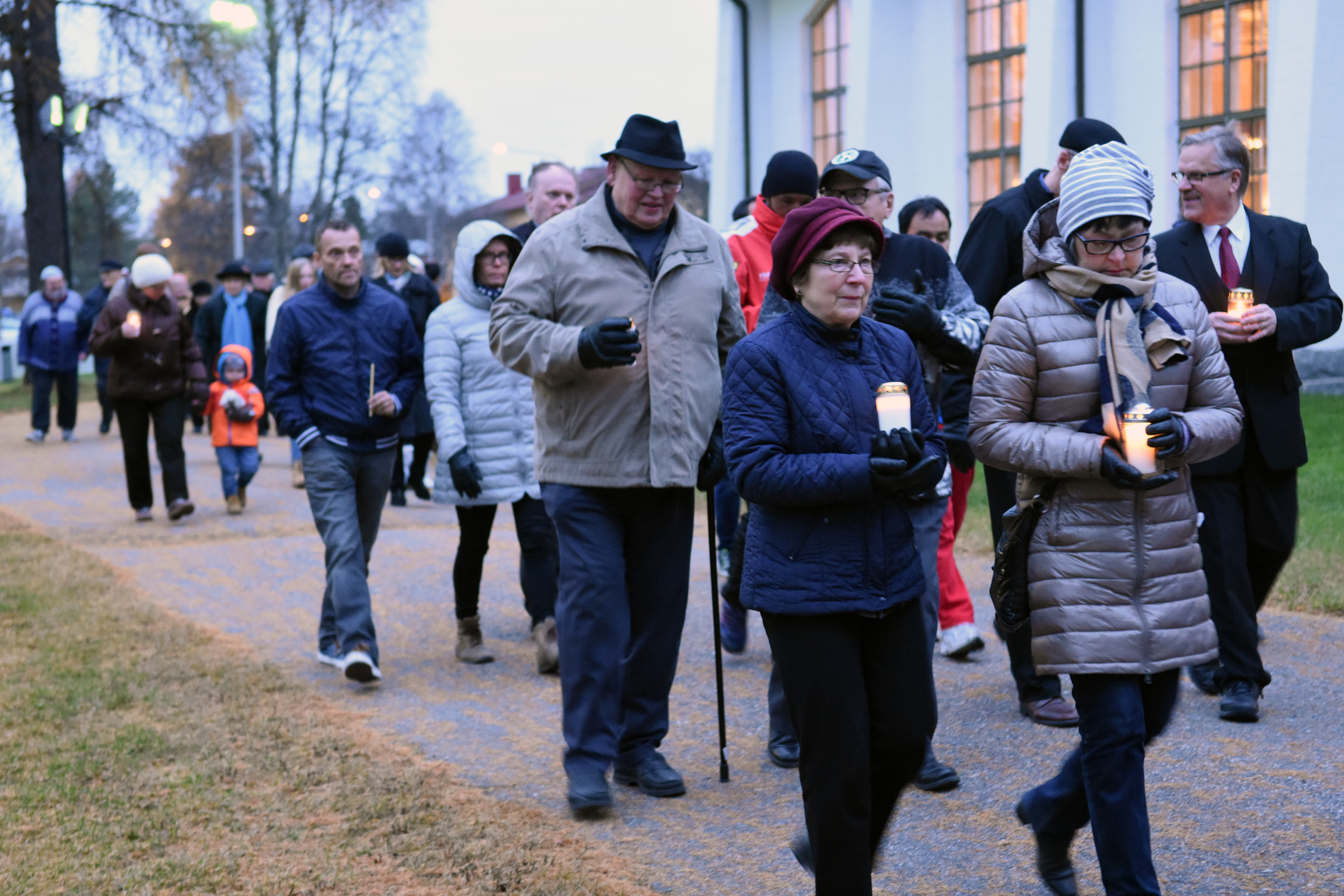 Pyhän Ristin kirkon kellot soivat muistutuksena Aleppon kärsimyksestä. Paikalle kokoontui sankoin joukoin kuusamolaisia: hätä ei unohdu, vaikka onkin etäällä.