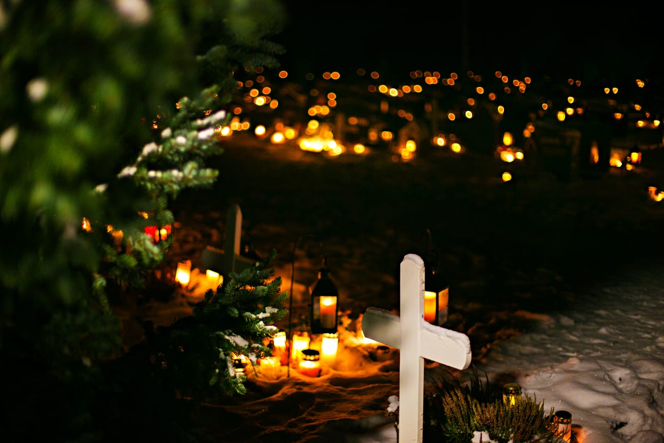 Jouluaattoilta Kauhajoen kirkkomaalla 2014. Arkistokuva.