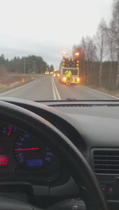 Rekka kaatui ojaan lauantaina aamulla Kiiminkijoentiellä.