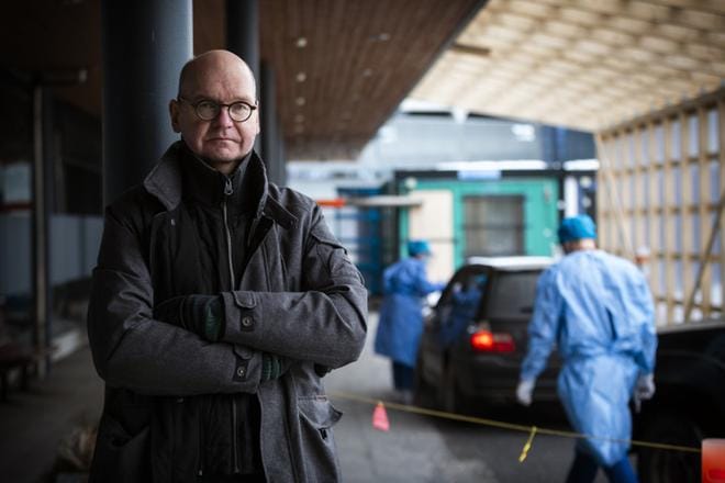 Vaasan kaupungin johtava ylilääkäri Heikki Kaukoranta kertoo, että koulujen korona-altistumisissa puhutaan aina noin 20-25 henkilöstä, jotka täytyy asettaa karanteeniin. KUVA: JARNO PELLINEN