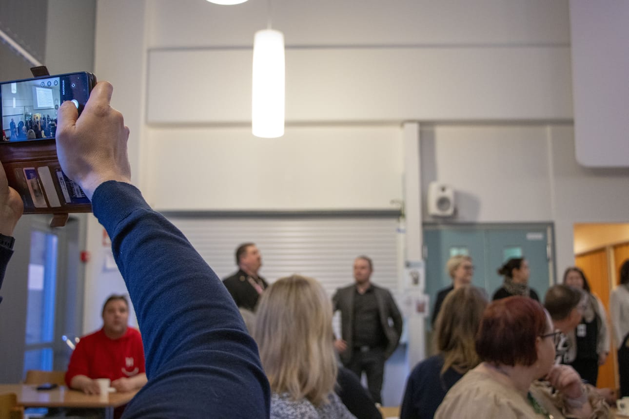Tuposlaisten kysymyksiin vastaili joukko kunnan viranhaltijoita.