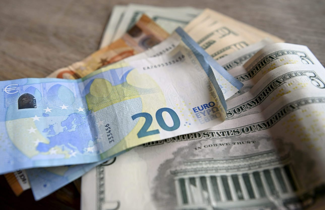Euroa painaa suhdannenäkymien synkistyminen euroalueella. LEHTIKUVA / VESA MOILANEN