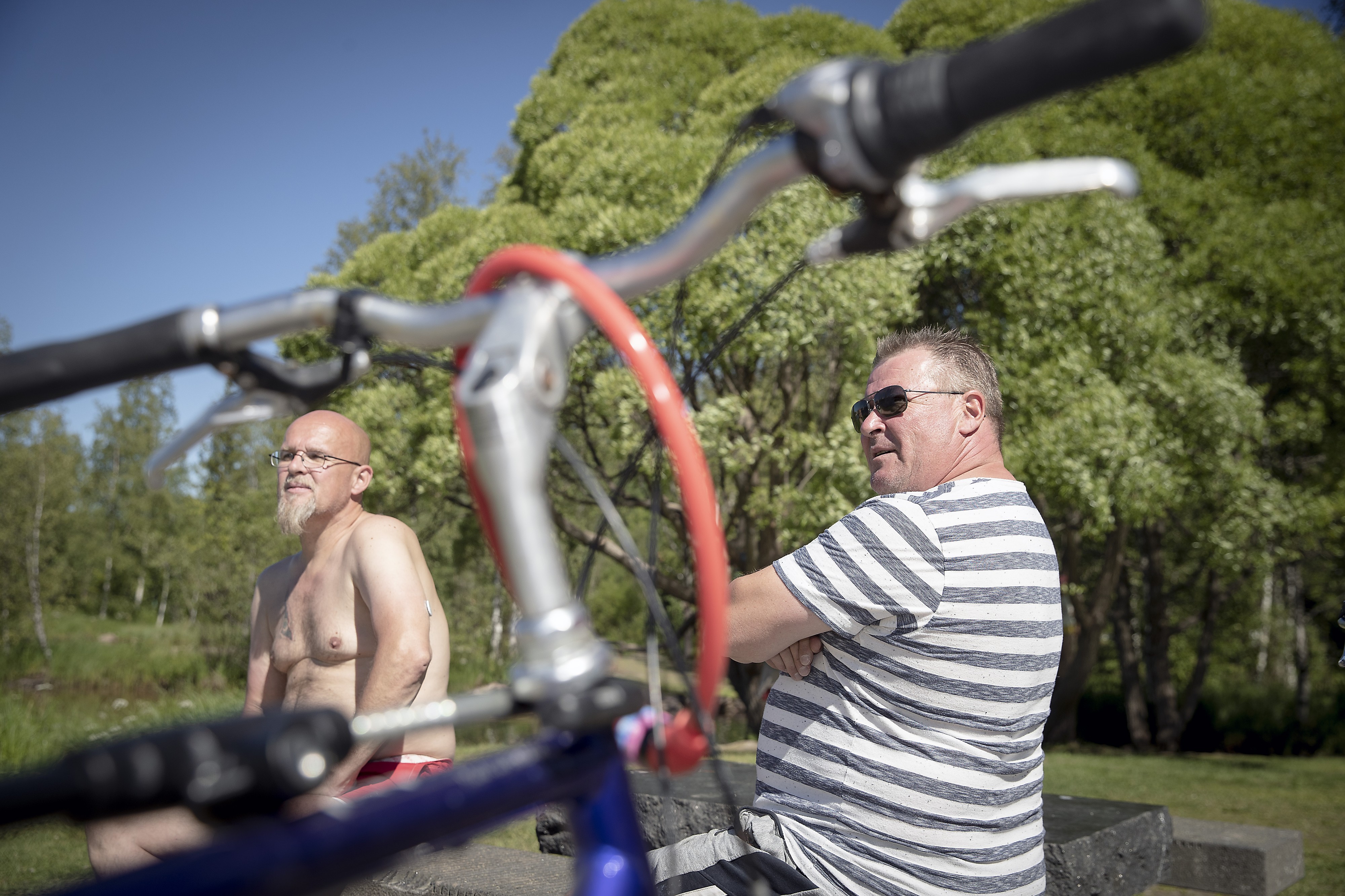 Janne Nikula ja Jari Moisala nauttivat kesäpäivästä Hupisaarten puistoalueella.