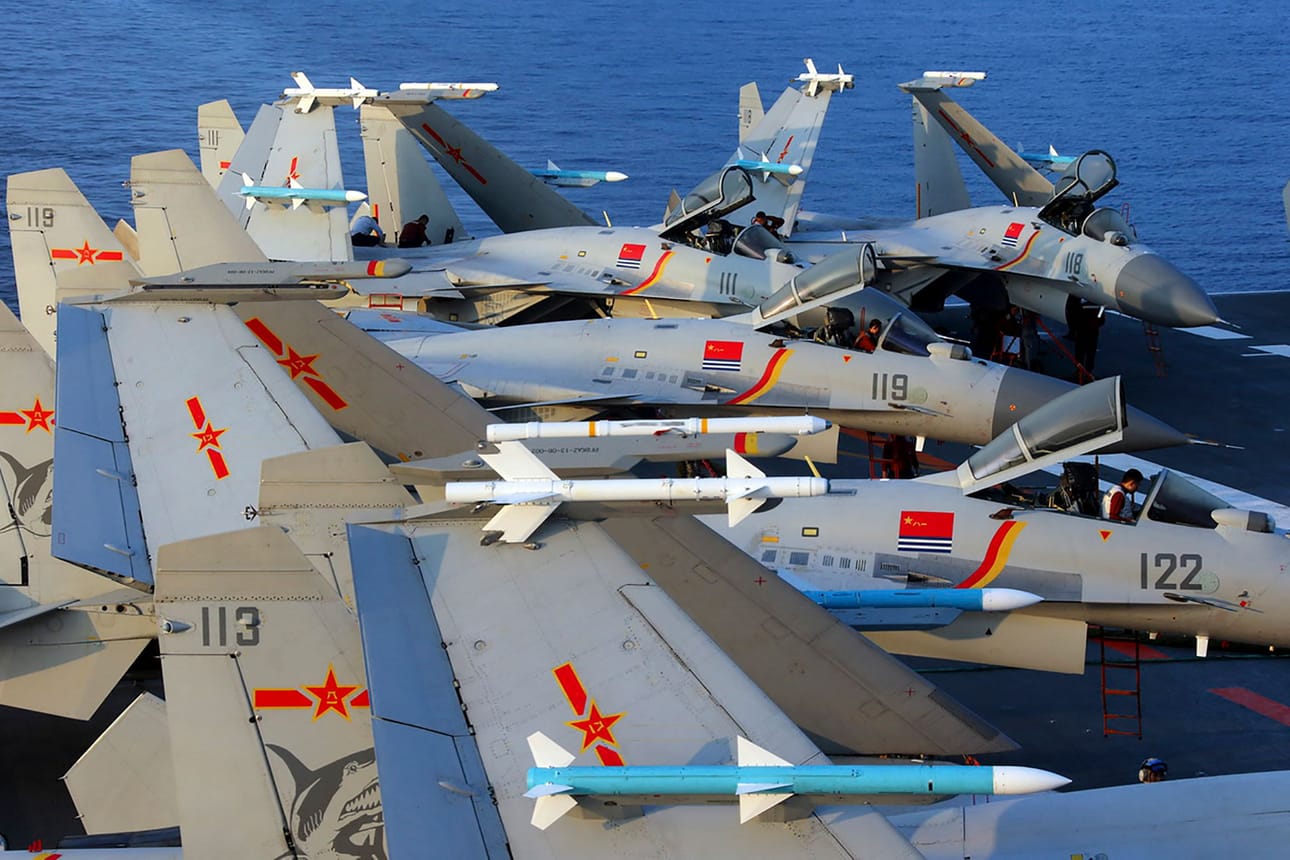 Kiinan asevoimat on rekrytoinut kymmeniä entisiä Britannian sotilaslentäjiä kouluttamaan kiinalaisia sotilaslentäjiä. Kuvassa Kiinan J-15-hävittäjiä. Arkistokuva. LEHTIKUVA/AFP