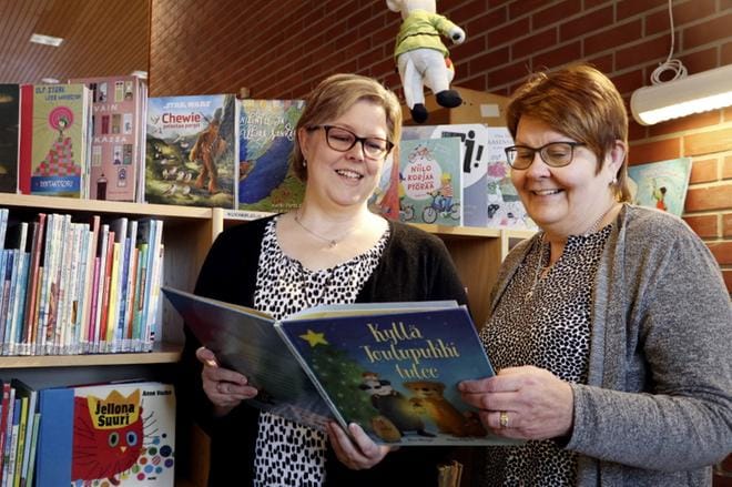 Alajärven kirjasto on hakenut aktiivisesti avustuksia Aluehallintovirastolta, jotta keinoja lasten lukemisen edistämiseen olisi yhä enemmän. Kirjastotoimen johtaja Tarja Kyrönlahti ja lasten ja nuorten kirjaosaston kirjastonhoitaja Tiina Hautamäki toivovat, että perheet kiinnittäisivät yhä enemmän huomiota lasten lukemiseen. KUVA: SARI HEINILÄ