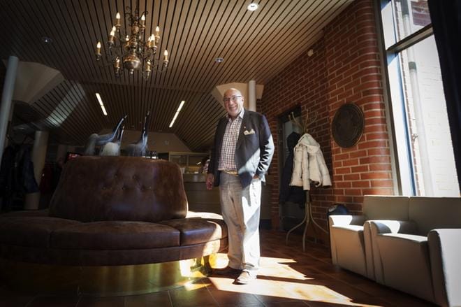Lars Gästgivars kertoo, että LasseG Hotel Group suunnittelee Hotel Vallonian ja Hotel Astorin laajentamista. Kuva: Selma Paavola