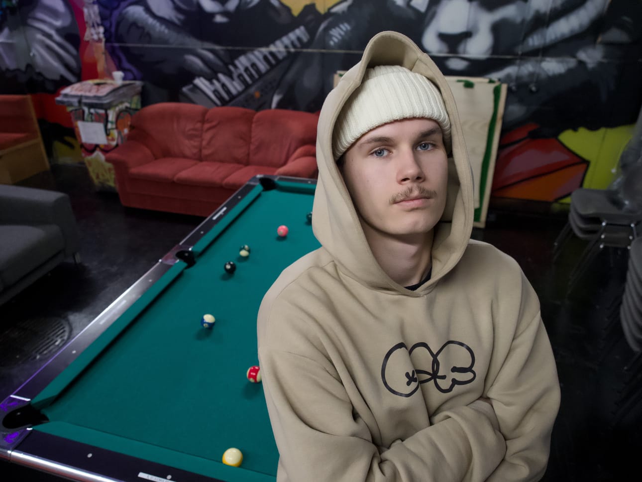 Brakston eli Valtteri Hintsala kertoo joutuneensa viime aikoina pähkäilemään, miten yhdistää musiikin tekeminen, perusarki ja uusi työ iltavuoroa ajavana taksikuskina.