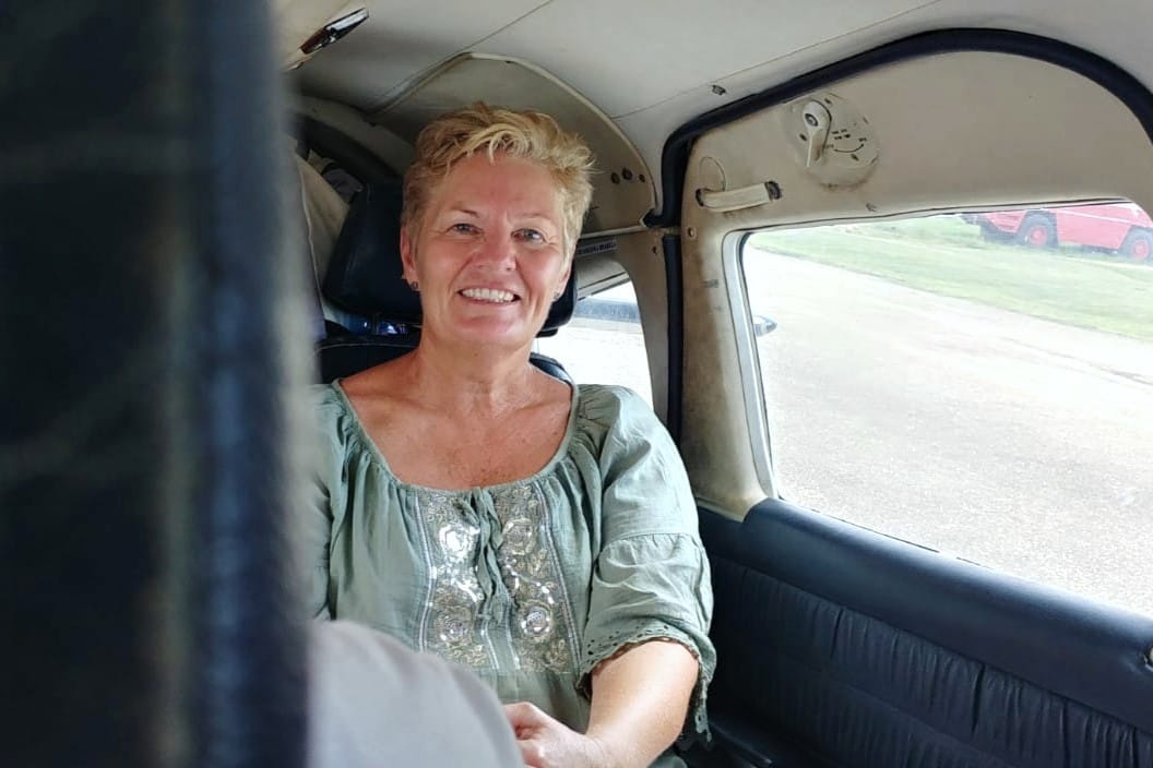 Annika Haslecker matkustaa joka vuosi yhtiökumppaninsa kanssa tarkistamassa eri paikkoja, joissa heidän asiakkaansa yöpyvät tai käyvät safarilla. Matka taittuu usein pienlentokoneessa.