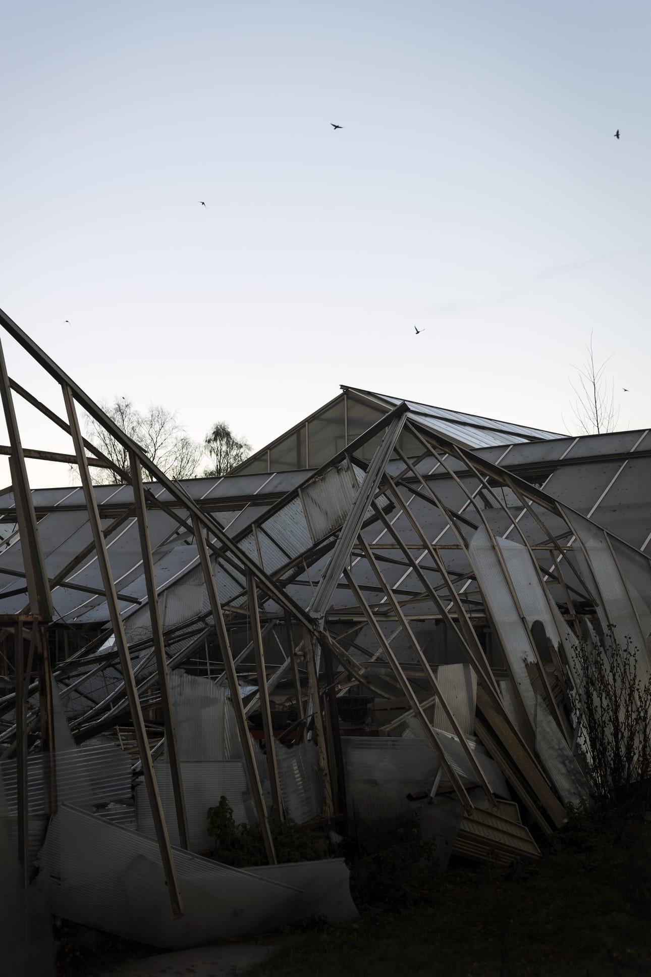 Välivainion entisen puutarhan rapistuneet ja osin romahtaneet rakennukset pysynevät paikallaan vielä reilun vuoden.