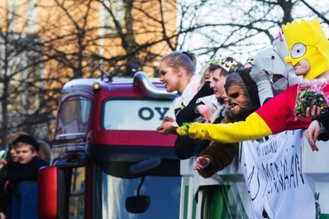 Vielä viime keväänä naamioituminen oli luvallista Vaasan lyseon lukion penkkareissa. Tänä vuonna kasvot pitää olla näkyvissä. KUVA: MINNA ANTILA