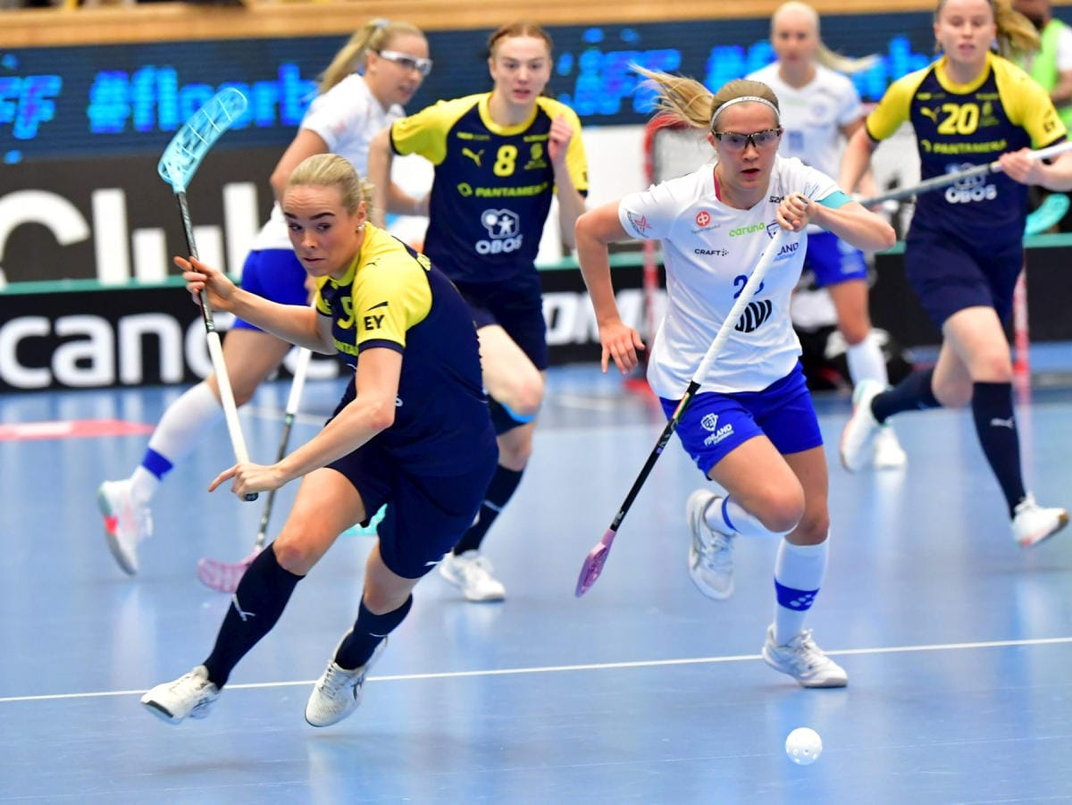 Ruotsin Sandra Boric Svärd ja Suomen Veera Kauppi vauhdissa illan ottelussa. TT/LEHTIKUVA