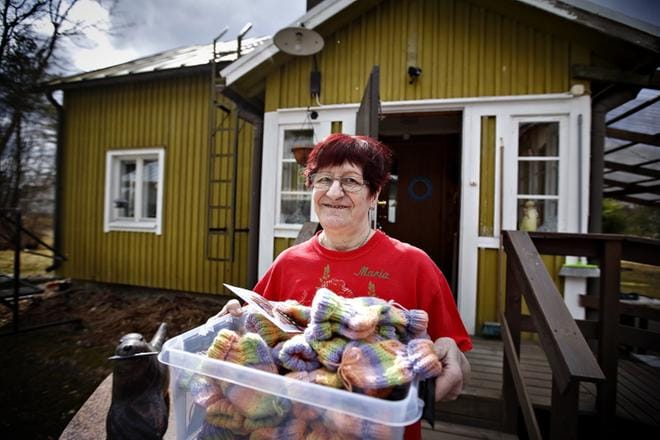 Mäntylä neuloi 44 paria villasukkia Seinäjoen keskussairaalan vastasyntyneille. Sairaalassa lahjoitus otettiin iloisina vastaan. KUVAT: TOMI KOSONEN