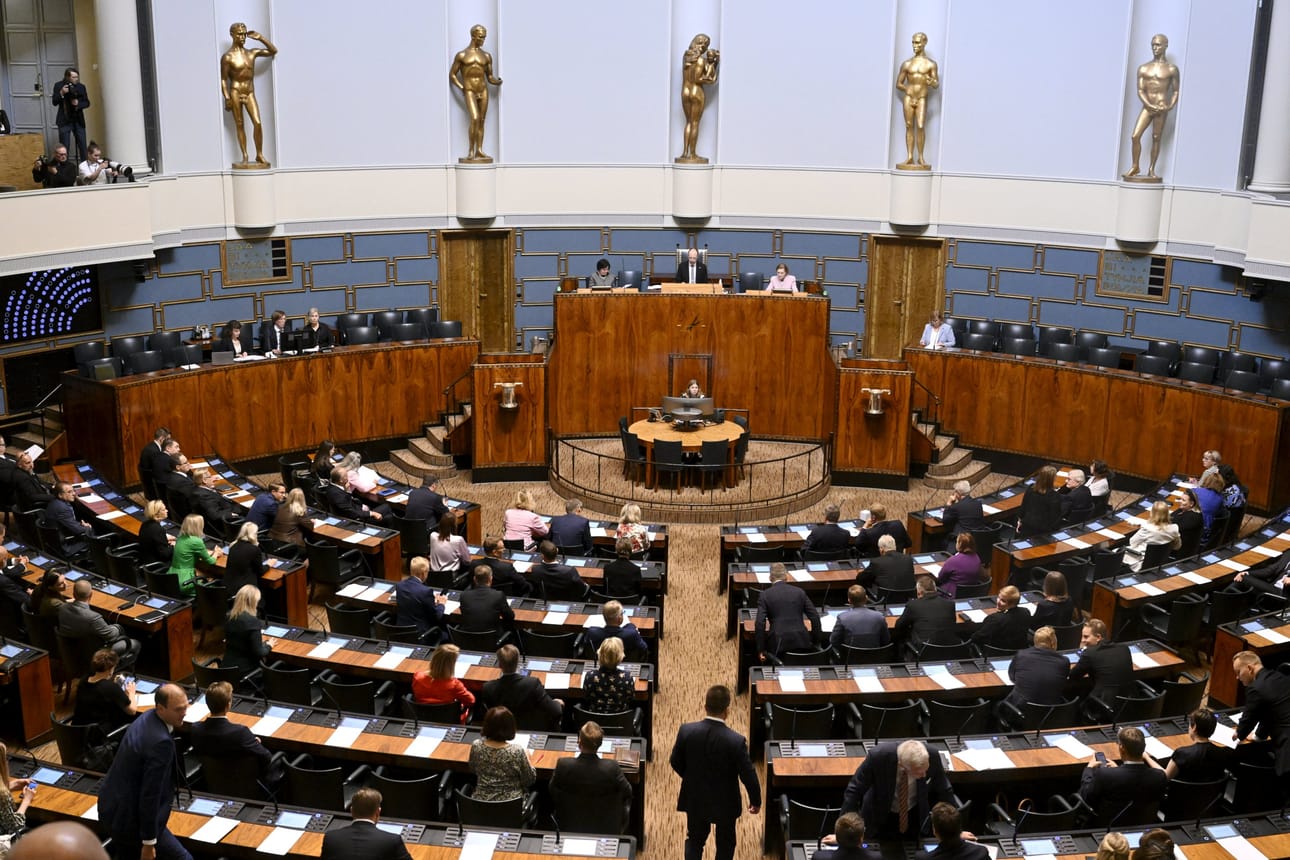 Eduskunta kokoontui tiistaina istuntosaliin kesätauon jälkeen. LEHTIKUVA / JUSSI NUKARI